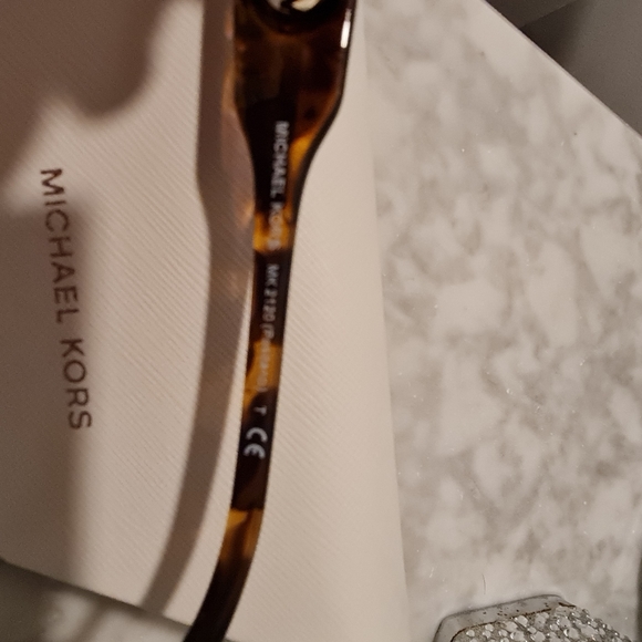 Micheal kors sunglasses - Picture 7 of 7